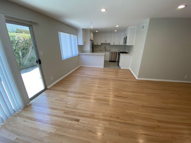 Building Photo - 546 N Kings Rd