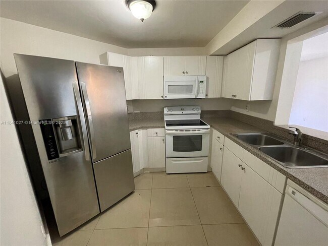 Building Photo - 9735 Fontainebleau Blvd