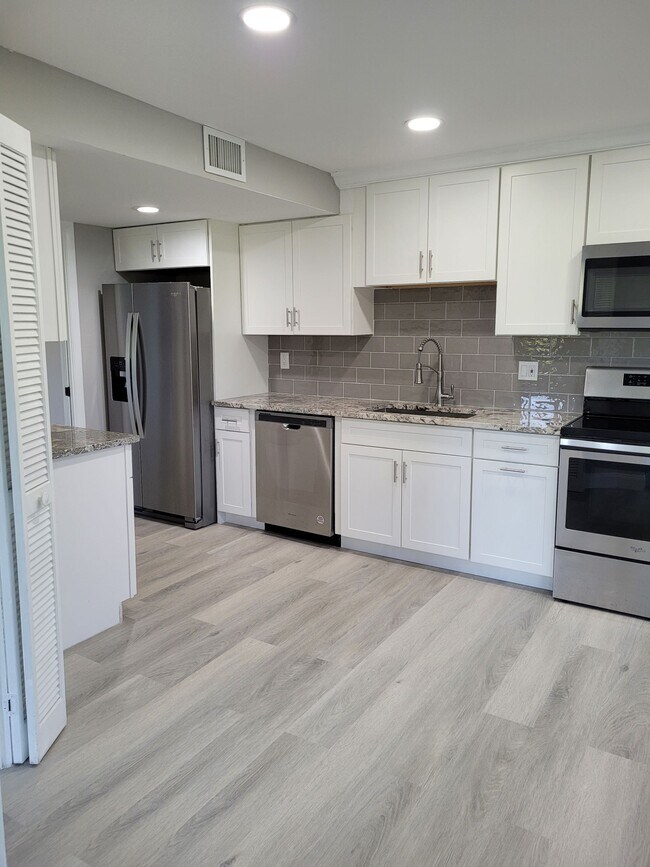 Building Photo - 4770 Fountains Dr S