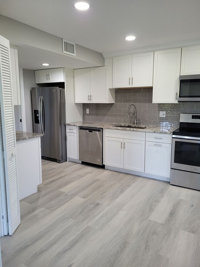 Building Photo - 4770 Fountains Dr S