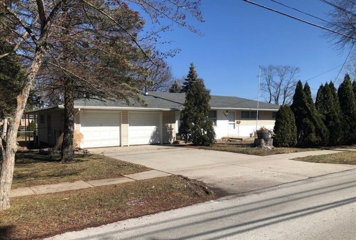 Primary Photo - 1367 Clough St