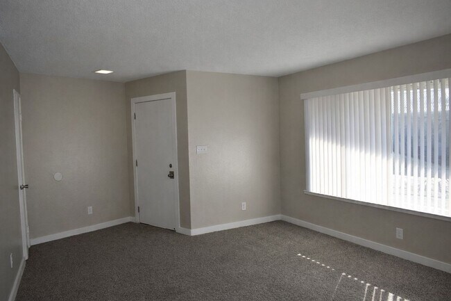 Foto del edificio - 6049 Northcrest Cir