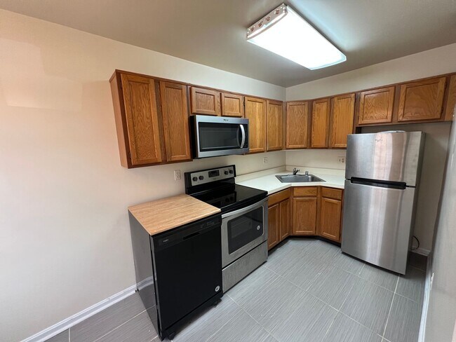 Building Photo - Large 2 bedroom, 1 bathroom condo, just mi...