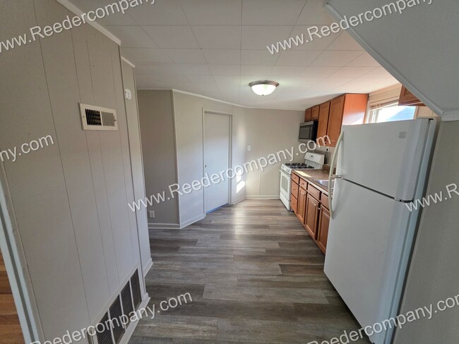 Building Photo - 1533 John St