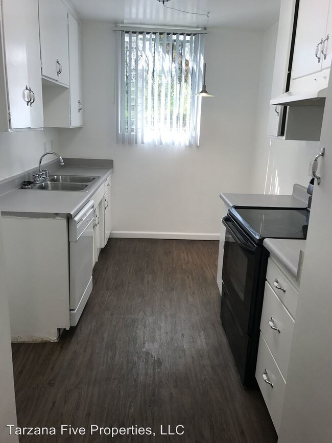 Building Photo - 6170 Reseda Blvd