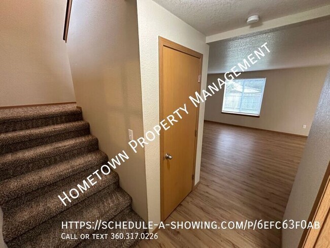 Building Photo - Updated 3 Bedroom, 1.5 Bath 2 Story Townho...