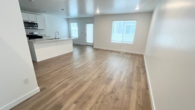 Foto del edificio - 3 Bedroom/2.5 Bathroom Townhouse in Magna