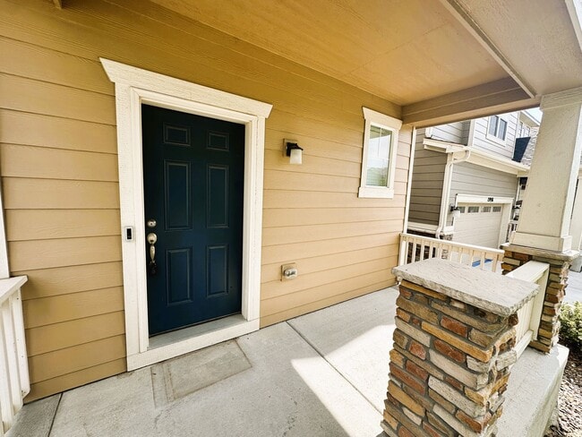 Building Photo - Beautiful 3 Bedroom Home (Available Immedi...