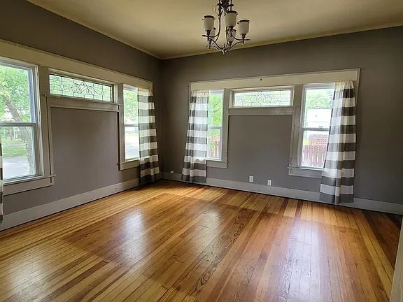 Foto del edificio - "Spacious 5-Bedroom Retreat with Fireplace Charm on S Broadway!"