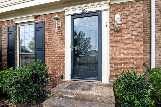 Building Photo - Brentwood Williamson County/Available now!...