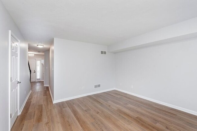 Foto del edificio - Spacious Updated 2 Bedroom Townhome in Bea...