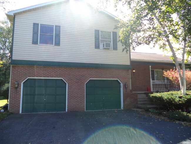 Building Photo - Fantastic & Pet Friendly Home in Boalsburg