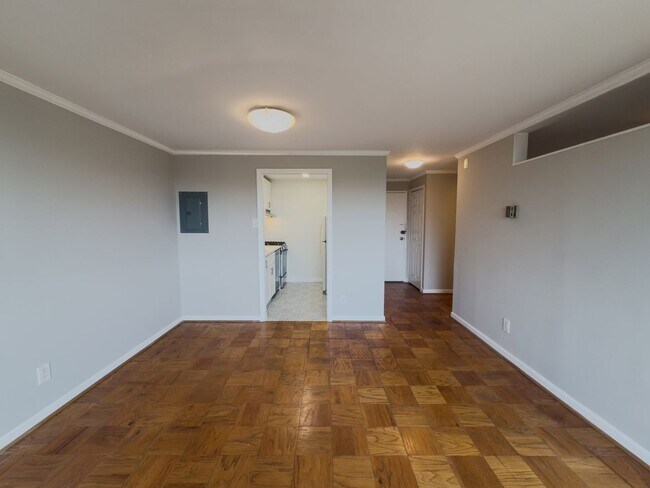 Foto del edificio - New Price 1,575. Sunny Top Floor Junior On...