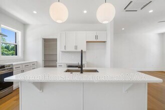 Building Photo - 333 SW Sweetspire Ct