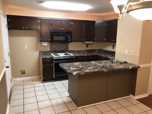 Building Photo - 2 bedroom 2 full bath home with lots of sq...