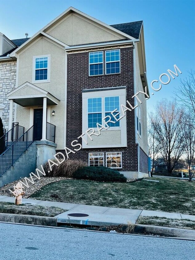 Spacious 4 Bedroom Townhome in OlatheAvai... Townhome Rentals in