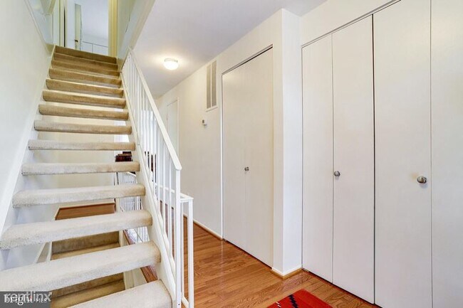 Foto del edificio - 4 br, 3.5 bath Townhome - 4460 Elan Ct