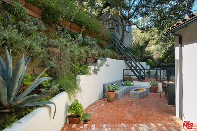 Foto del edificio - 8831 Lookout Mountain Ave
