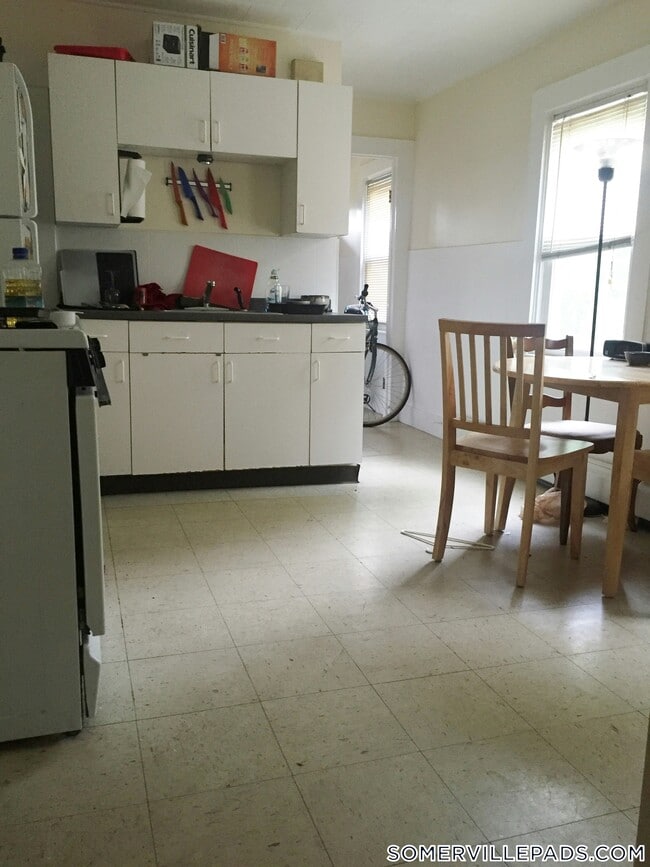 Building Photo - 28R Cherry St