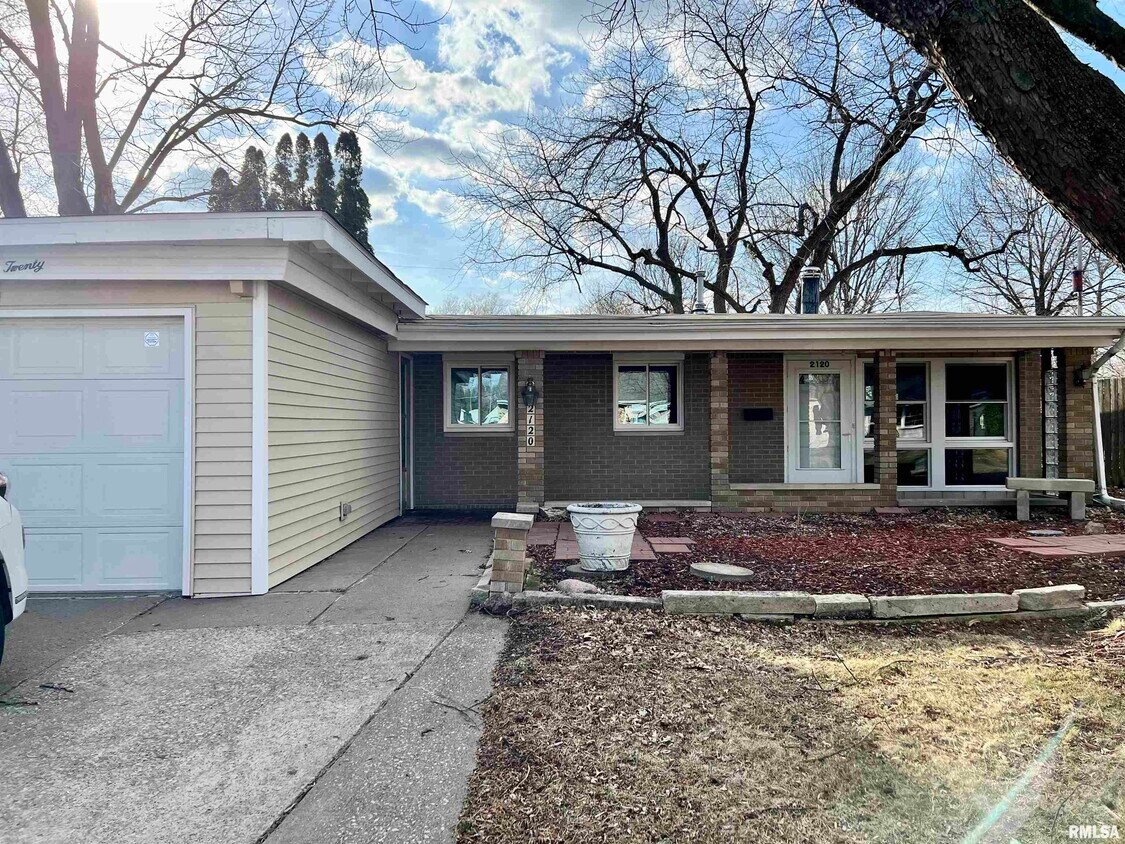 Primary Photo - 2120 N Michigan Ave