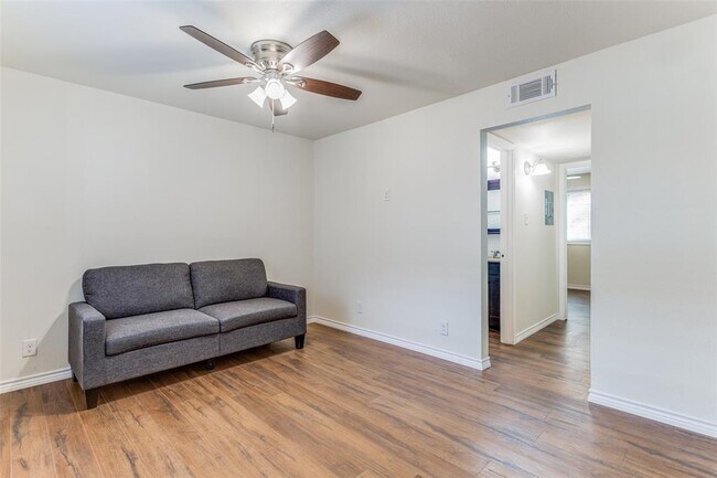 Foto del edificio - 2401 Manor Rd