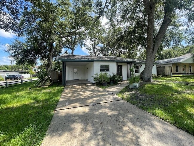 Building Photo - 3202 W Coachman Ave