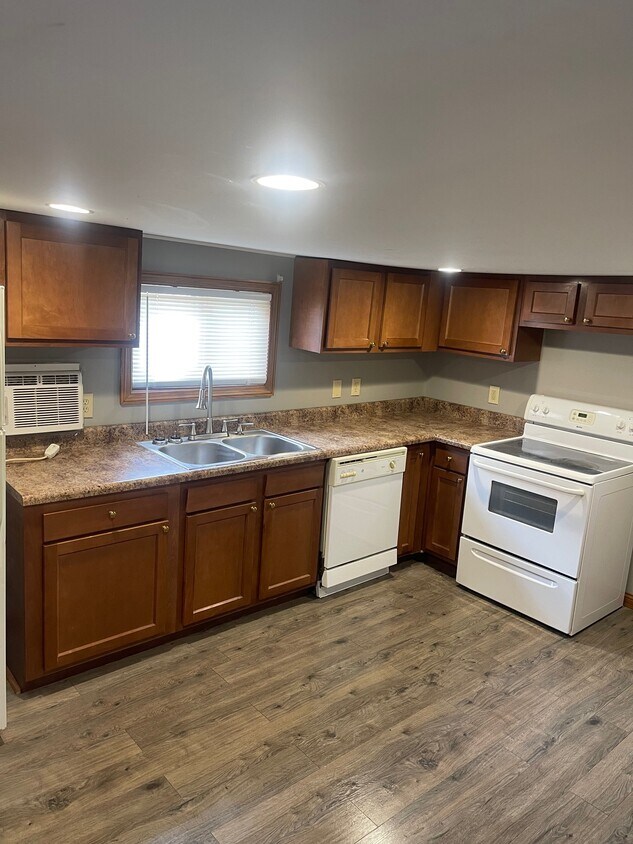 Kitchen - 620 Court St W
