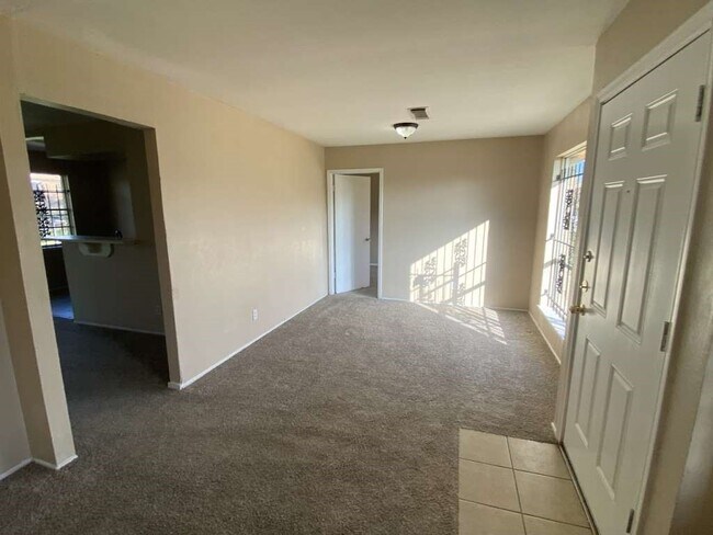 Foto del edificio - 10818 Carlton Dr