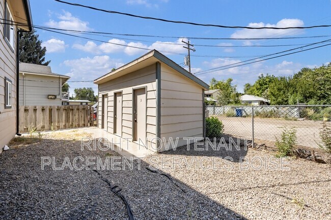 Building Photo - 335 S 11th E