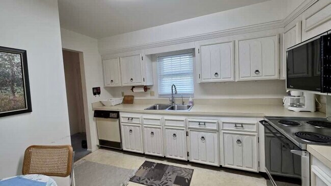 Foto del edificio - 701 Poinsettia Rd