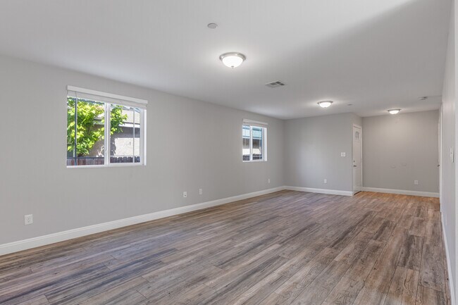 Building Photo - 154 E 84th Pl