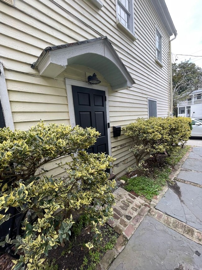 Building Photo - Two story townhouse Downtown Charleston