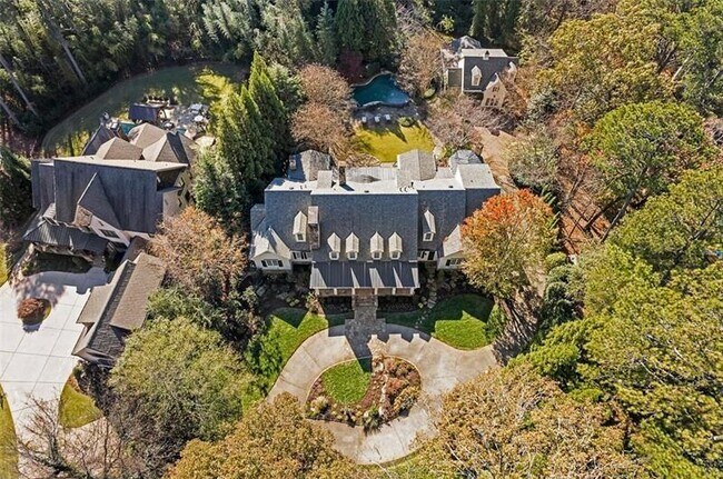 Foto del edificio - 5000 Long Island Dr