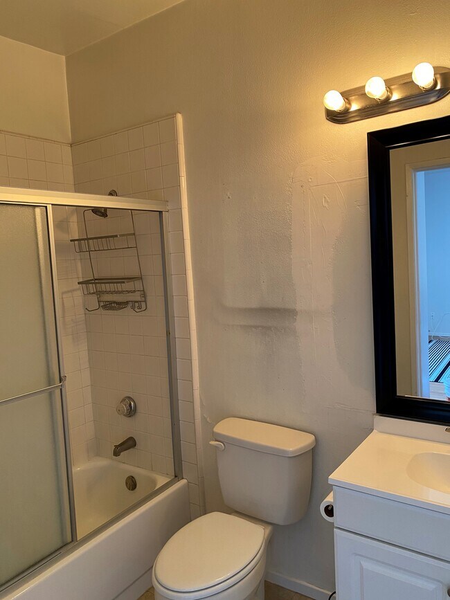 Shower - 13920 Moorpark St