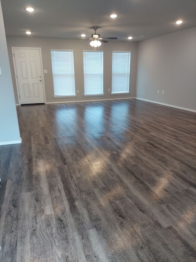 Foto del edificio - Beautiful 3 Bed 2 Bath Home Coming in Mid ...
