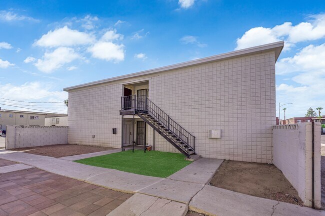Building Photo - 2908 E Poplar Ave