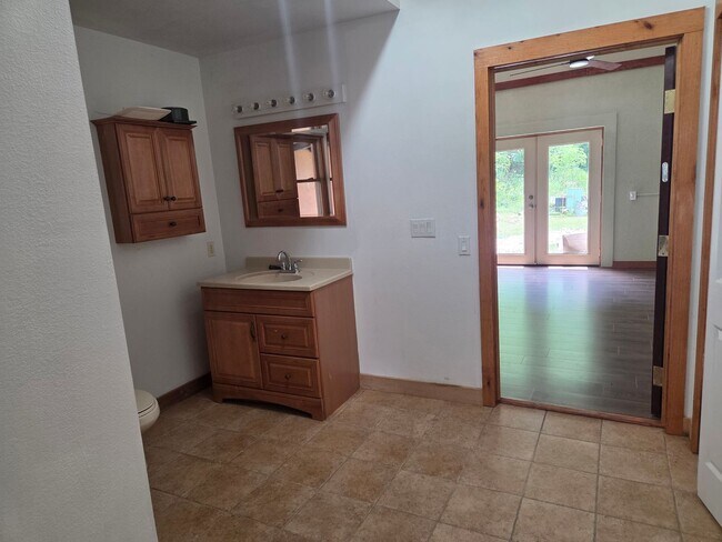 Foto del edificio - 1 bedroom 1 bath studio apartment