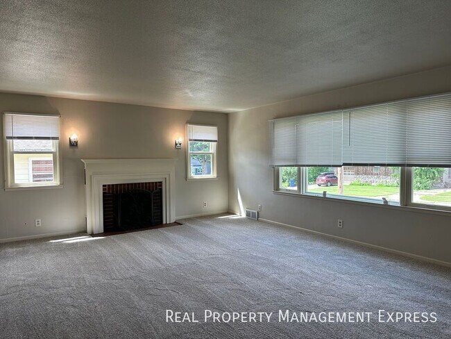 Foto del edificio - Cozy 4 Bedroom 3 Bathroom Home