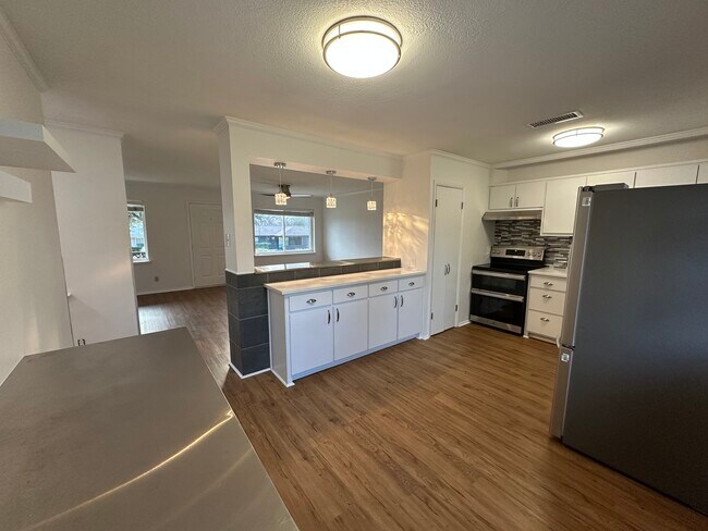 Foto del edificio - 8655 Ashcroft Ave