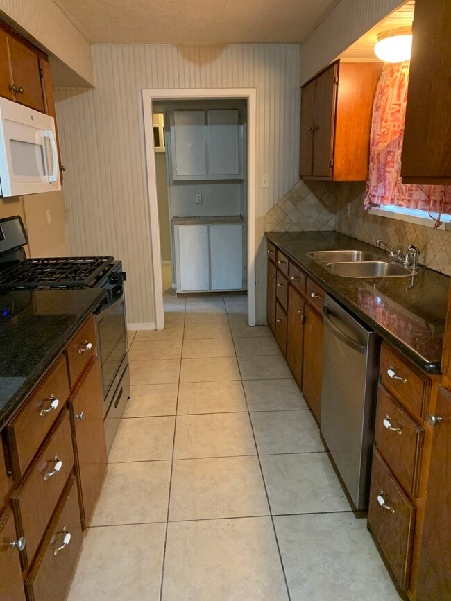 Kitchen with brand new gas range! - 4514 Sage Cir