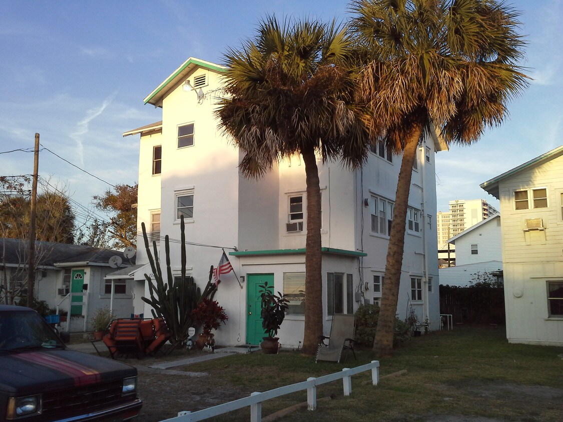 Primary Photo - 218 N Oleander Ave