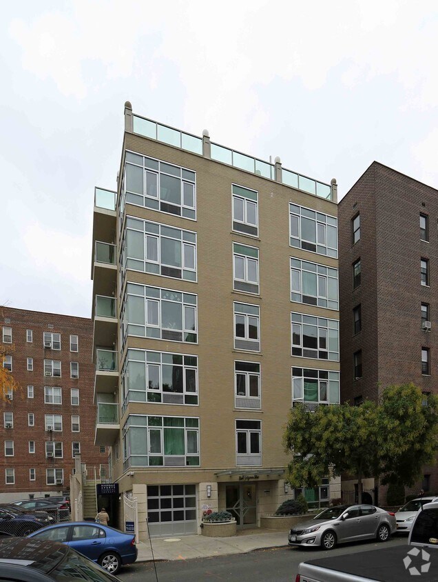 Vista exterior del edificio: 531 W 235th St - Riverdale NY - Rive Signature