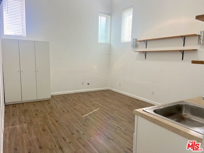 Building Photo - 6524 Dume Dr