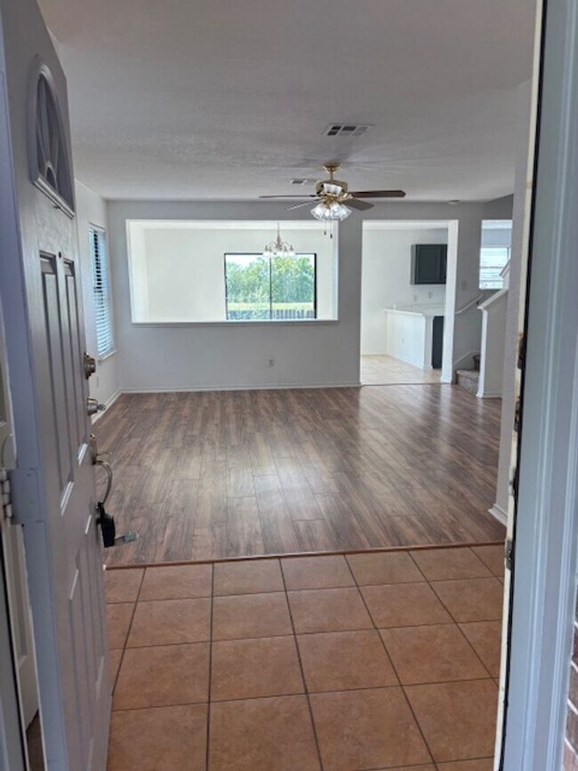 Foto del edificio - Move-In Ready 4-Bedroom Home with New Floo...