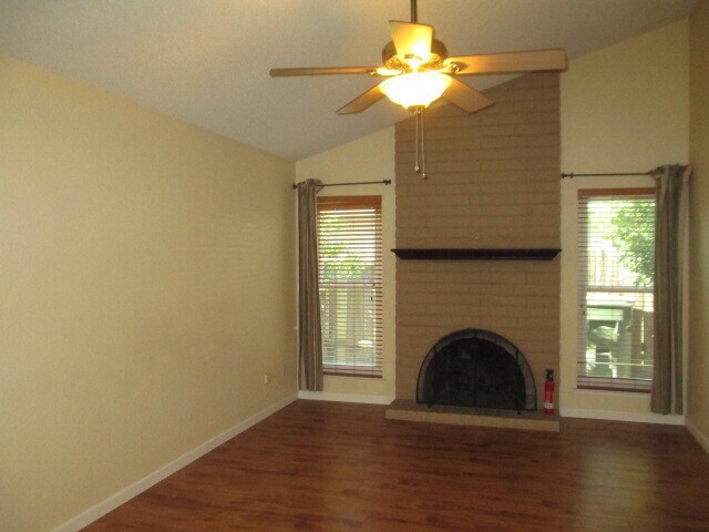 Building Photo - Beautiful home with wood floors