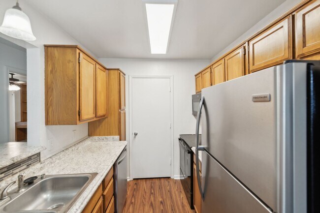 Foto del edificio - Bright and Open Three Bedroom Duplex!!!