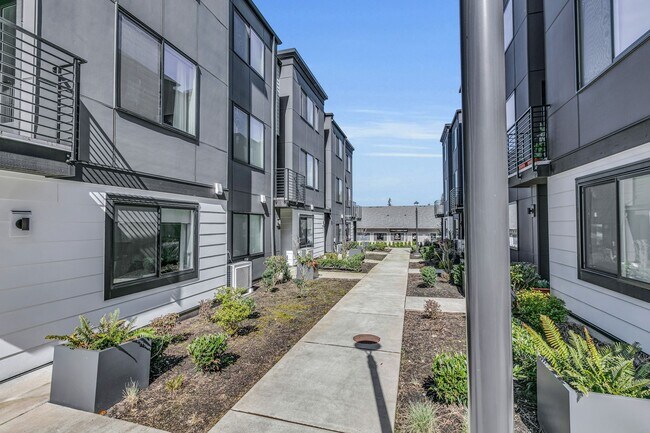 Building Photo - Modern and Spacious Lynnwood Condo