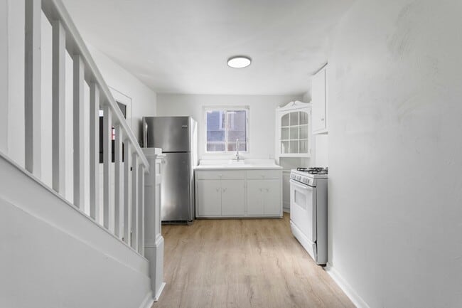 Building Photo - 117 River Ave