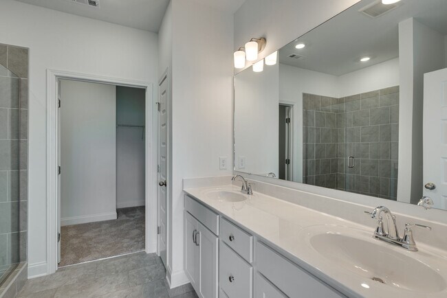 Baño principal junto al dormitorio. La casa tiene 2 baños completos. - 415 Alter Ter