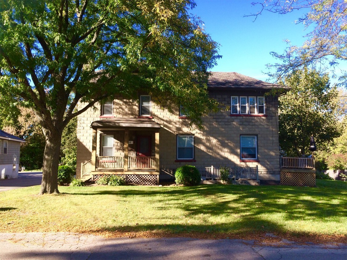 514 E State St Unit 514 E Upper SE, Geneva, IL 60134 Room for Rent in Geneva, IL